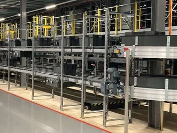 The Very集团仓库自动化系统运输Utz嵌套式塑料托盘