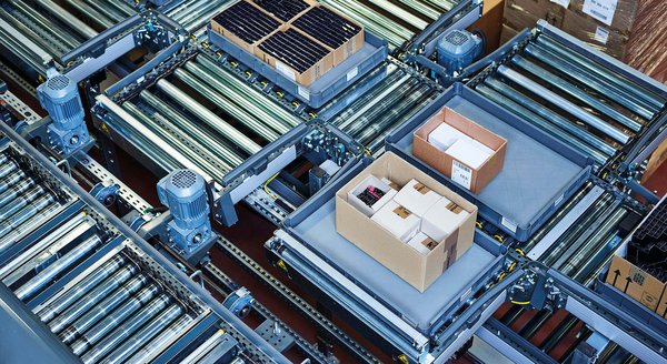 Conveyor system at Dior's warehouse using Utz trays