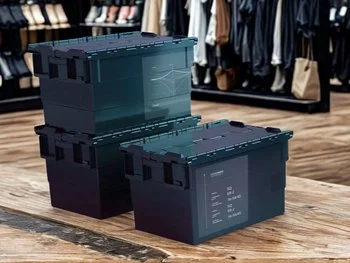 商店中装有服装的塑料容器