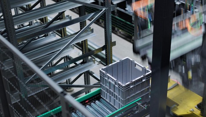 KLT集装箱通过传送系统在广州媒体仓库中运输