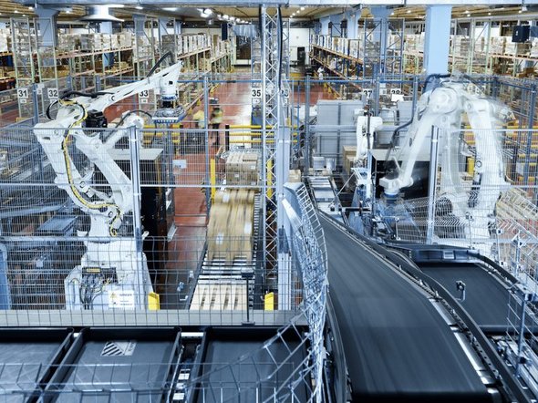 Conveyor system at Dior's warehouse