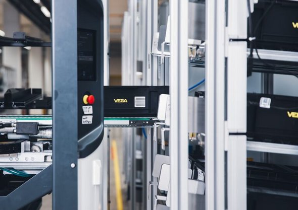 SOTO robot handling KLT container at VEGA