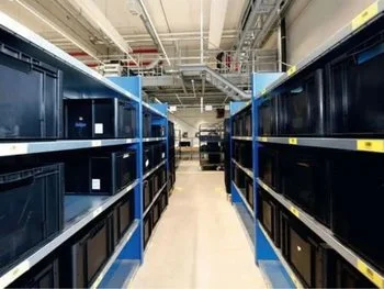 德尔格仓库满载Utz塑料箱