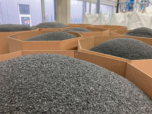 Storing UIC material in bulk containers