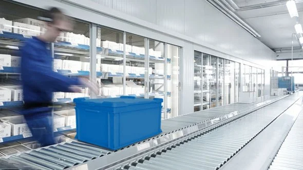 Blue Thermobox transported on a conveyor system